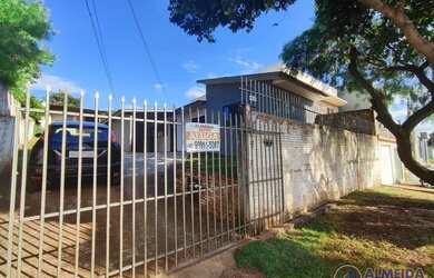 Imagem: A casa possui 2 Dormitórios, 1 Banheiro, 1 Vaga na garagem