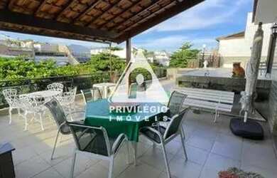 Imagem: O apartamento na cobertura possui 4 Dormitórios, 2 Banheiros