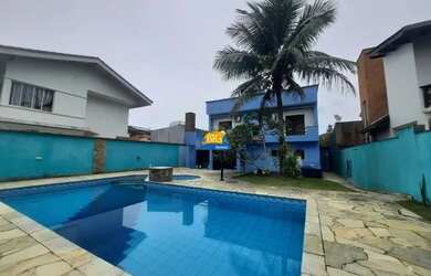 Imagem: A casa em condomínioe possui 4 Dormitórios, 3 Banheiros, 5