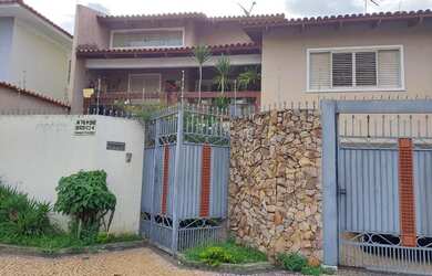 Imagem: A casa possui 5 Dormitórios, 5 Banheiros, 4 Vagas na garagem