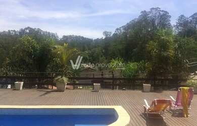 Imagem: A casa em condomínio possui 4 Dormitórios, 3 Banheiros, 5