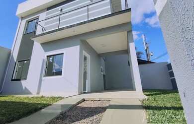 Imagem: A casa possui 3 Dormitórios, 2 Banheiros, 2 Vagas na garagem