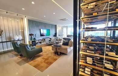 Imagem: O apartamento possui 4 Dormitórios, 1 Banheiro, 4 Vagas na