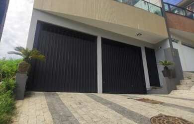 Imagem: A casa possui 3 Dormitórios, 4 Banheiros, 2 Vagas na garagem