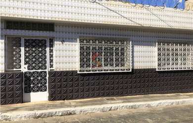 Imagem: A casa possui 3 Dormitórios, 1 Banheiro, 92m² de Área e