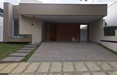 Imagem: A casa em condomínio possui 3 Dormitórios, 1 Banheiro, 4 Vagas