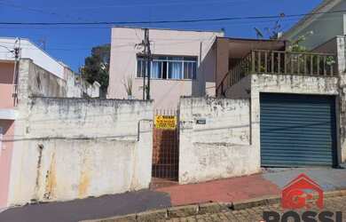 Imagem: A casa possui 2 Dormitórios, 1 Banheiro, 1 Vaga na garagem