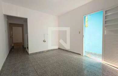 Imagem: A casa possui 1 Dormitório, 1 Banheiro, 1 Vaga na garagem