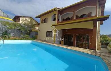 Imagem: A casa em condomínio possui 5 Dormitórios, 4 Banheiros, 3