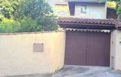 Imagem: A casa possui 2 Dormitórios, 2 Banheiros, 4 Vagas na garagem