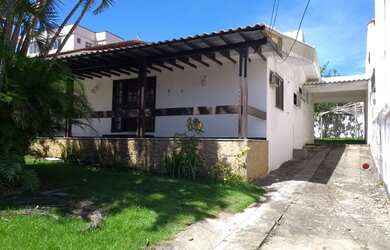 Imagem: A casa possui 4 Dormitórios, 3 Banheiros, 5 Vagas na garagem