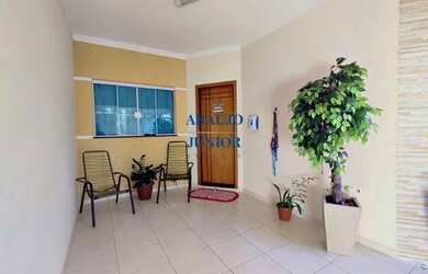 Imagem: A casa possui 3 Dormitórios, 2 Banheiros, 2 Vagas na garagem