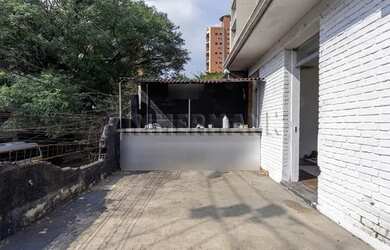 Imagem: O depósito possui 2 Vagas na garagem, 180m² de Área e está