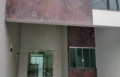 Imagem: A casa possui 3 Dormitórios, 3 Banheiros, 2 Vagas na garagem