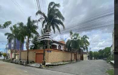 Imagem: A casa possui 4 Dormitórios, 5 Banheiros e 4 Vagas na garagem