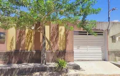 Imagem: A casa possui 3 Dormitórios, 2 Banheiros, 2 Vagas na garagem