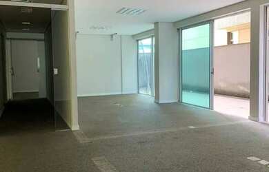 Imagem: O depósito possui 3 Vagas na garagem e 250m² de Área e está