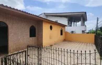 Imagem: A casa possui 3 Dormitórios, 2 Banheiros, 2 Vagas na garagem