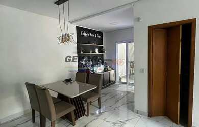 Imagem: A casa possui 3 Dormitórios, 3 Banheiros, 2 Vagas na garagem