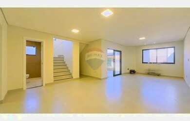 Imagem: A casa possui 3 Dormitórios, 3 Banheiros, 3 Vagas na garagem