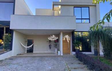 Imagem: A casa em condomínio possui 4 Dormitórios, 3 Banheiros, 4