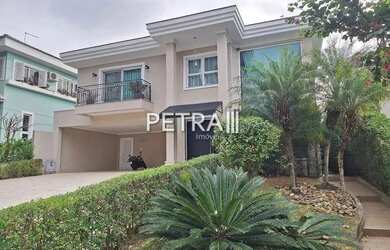 Imagem: A casa possui 4 Dormitórios, 5 Banheiros, 4 Vagas na garagem