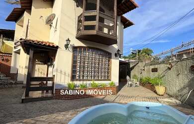 Imagem: A casa possui 3 Dormitórios, 4 Banheiros, 2 Vagas na garagem