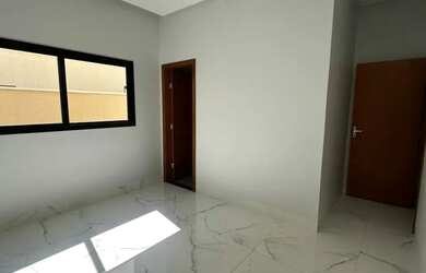 Imagem: A casa em condomínio possui 3 Dormitórios, 2 Banheiros, 4