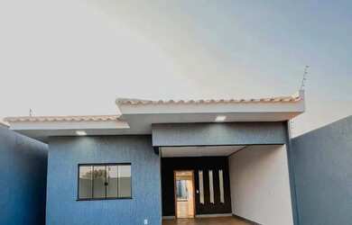 Imagem: A casa possui 3 Dormitórios, 2 Banheiros, 2 Vagas na garagem