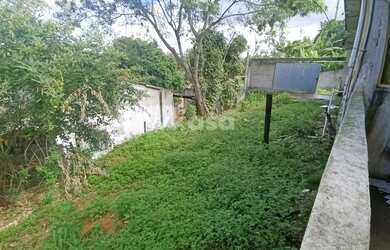 Imagem: A casa possui 3 Dormitórios, 1 Banheiro, 2 Vagas na garagem