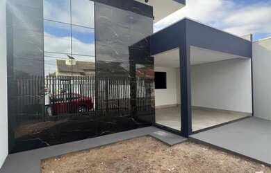 Imagem: A casa possui 3 Dormitórios, 2 Banheiros, 2 Vagas na garagem