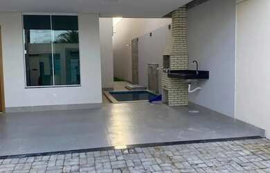 Imagem: A casa possui 3 Dormitórios, 1 Banheiro, 2 Vagas na garagem