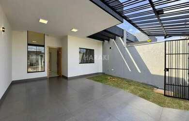 Imagem: A casa possui 3 Dormitórios, 2 Banheiros, 2 Vagas na garagem