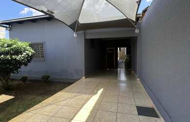 Imagem: A casa possui 3 Dormitórios, 2 Banheiros, 2 Vagas na garagem