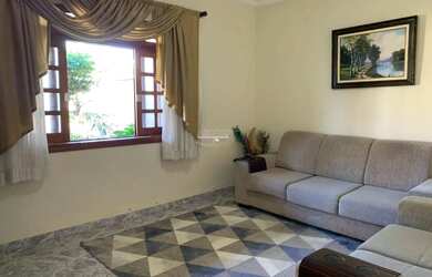 Imagem: A casa possui 3 Dormitórios, 3 Banheiros, 4 Vagas na garagem