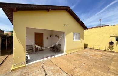 Imagem: A casa possui 4 Dormitórios, 2 Banheiros, 3 Vagas na garagem