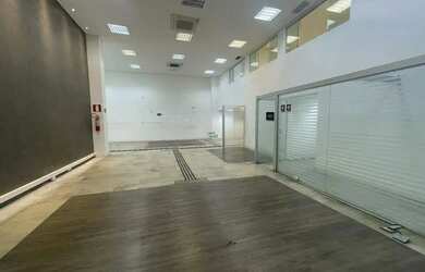 Imagem: O depósito possui 5 Vagas na garagem e 420m² de Área e está