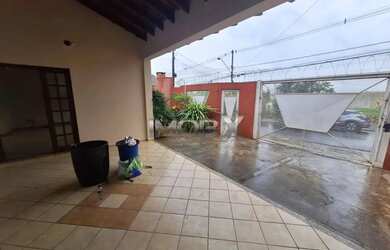 Imagem: A casa possui 3 Dormitórios, 2 Banheiros, 4 Vagas na garagem