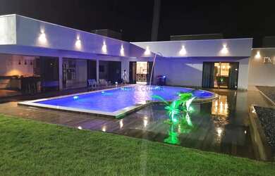 Imagem: A casa em condomínio possui 5 Dormitórios, 5 Banheiros, 5