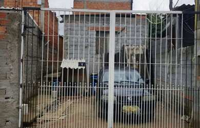 Imagem: A casa possui 3 Dormitórios, 2 Banheiros, 2 Vagas na garagem