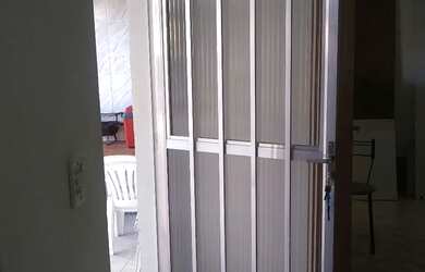 Imagem: A casa possui 1 Dormitório, 1 Banheiro, 1 Vaga na garagem