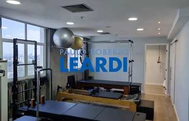 Imagem: O depósito possui 3 Vagas na garagem e 87m² de Área e está