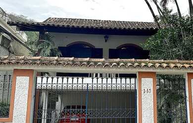 Imagem: A casa possui 4 Dormitórios, 4 Banheiros, 4 Vagas na garagem