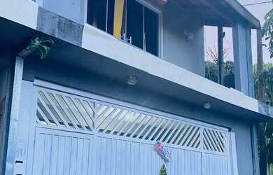 Imagem: A casa possui 3 Dormitórios, 3 Banheiros, 2 Vagas na garagem