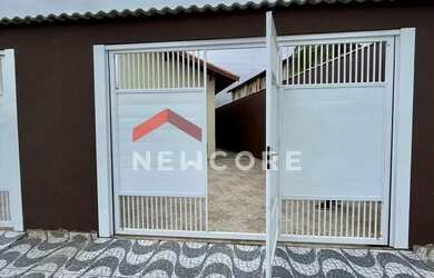 Imagem: A casa possui 3 Dormitórios, 2 Banheiros, 2 Vagas na garagem