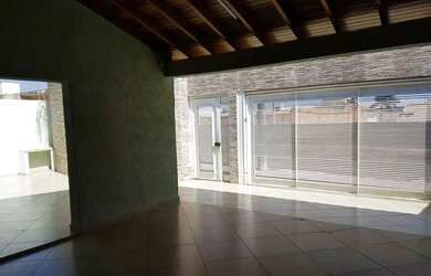 Imagem: A casa possui 5 Dormitórios, 5 Banheiros, 5 Vagas na garagem