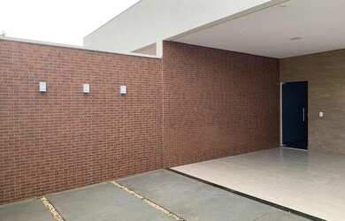 Imagem: A casa possui 3 Dormitórios, 2 Banheiros e 3 Vagas na garagem