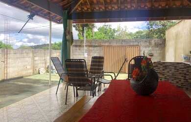 Imagem: A casa possui 3 Dormitórios, 2 Banheiros, 2 Vagas na garagem