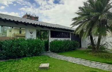 Imagem: A casa possui 5 Dormitórios, 2 Banheiros, 2 Vagas na garagem