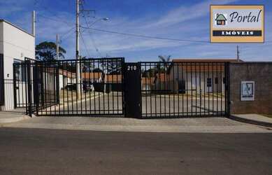 Imagem: A casa possui 2 Dormitórios, 1 Banheiro, 2 Vagas na garagem